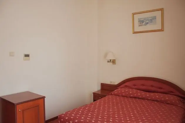 Üç Kişilik Oda, Deniz Manzaralı