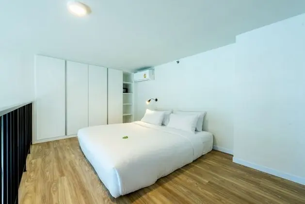 One Bedroom Duplex with Pool Access (King Bed)
