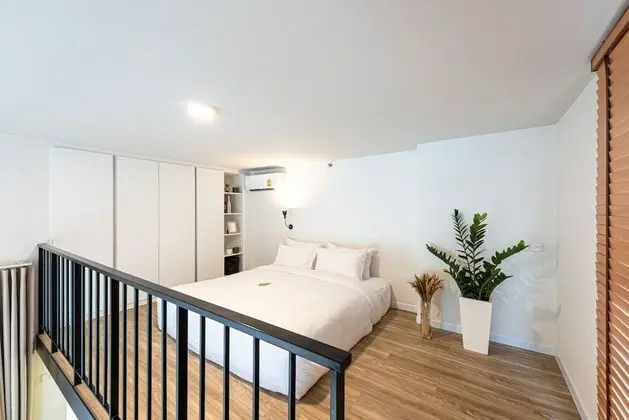 One Bedroom Duplex with Pool Access (King Bed)