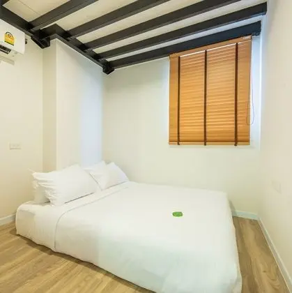 One Bedroom Duplex with Pool Access (King Bed)