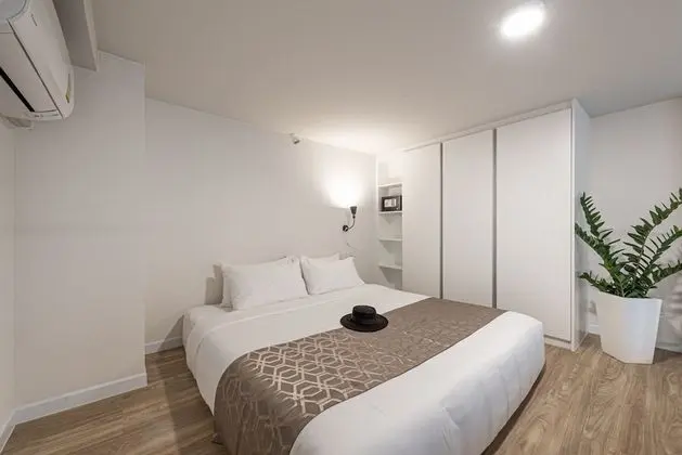 One Bedroom Duplex with Pool Access (King Bed)