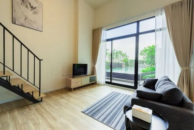 One Bedroom Duplex with Pool Access (King Bed)