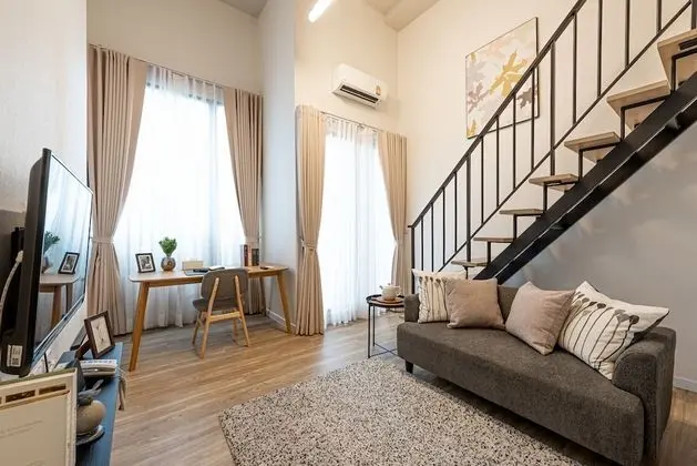 One Bedroom Duplex with Pool Access (King Bed)