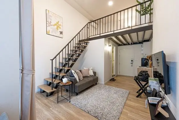 One Bedroom Duplex with Pool Access (King Bed)