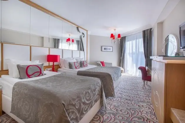 https://images.etstur.com/files/images/hotelImages/TR/51219/l/Q-Premium-Resort-Oda-391351.jpg
