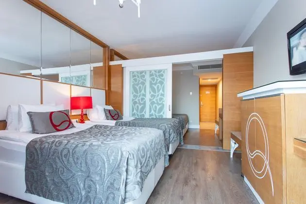 https://images.etstur.com/imgproxy/resize/2560x1440/files/images/hotelImages/etsrooms/625/Q_Premium_Resort_20260402175340_7.jpg