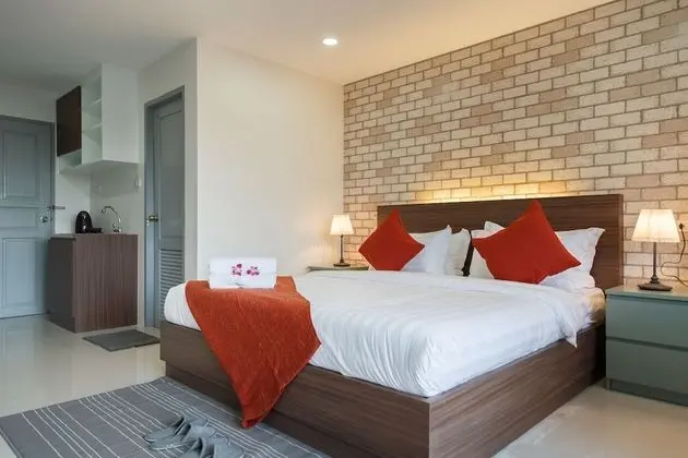 Deluxe Corner Room, 1 King Bed, Balcony, City View