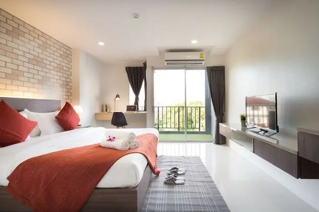 Deluxe Corner Room, 1 King Bed, Balcony, City View
