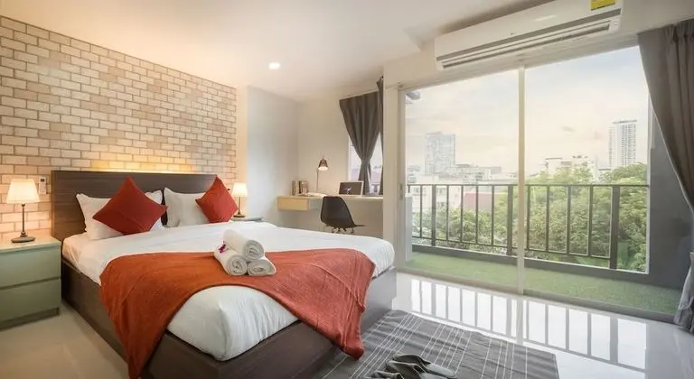 Deluxe Corner Room, 1 King Bed, Balcony, City View