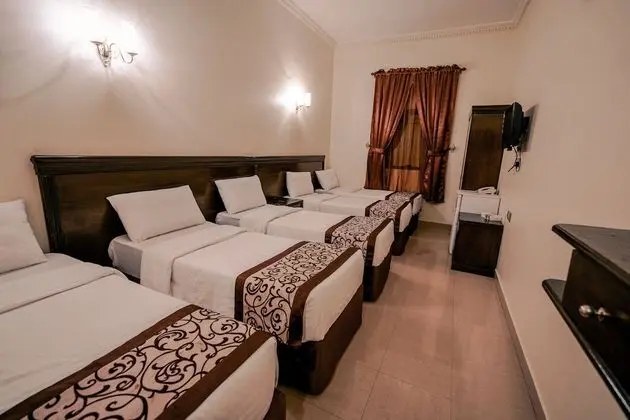 Quintuple Room
