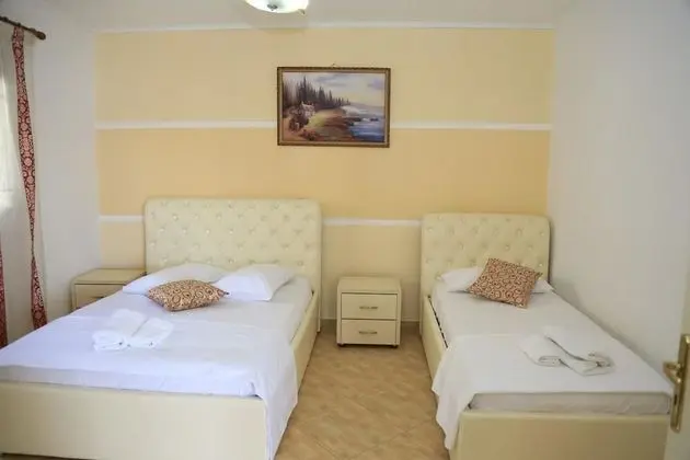 Üç Kişilik Oda, Bahçe Manzaralı