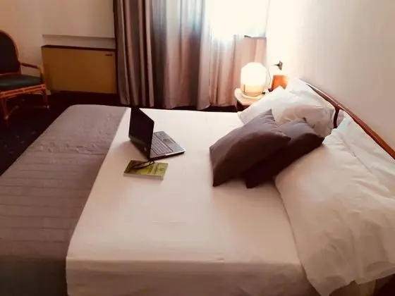 Büyük Yataklı Tek Kişilik Oda