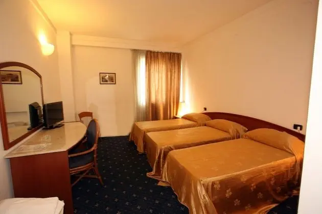 Üç Kişilik Oda