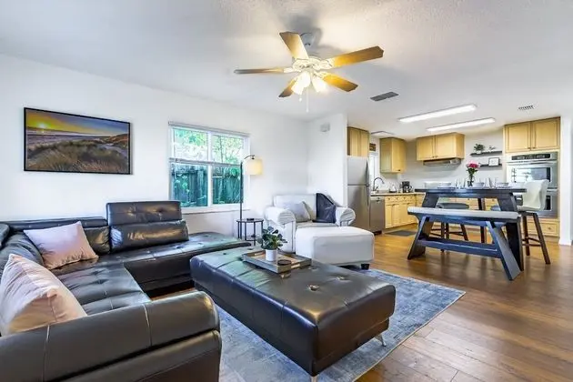 Ev (Quaint Cottage in a South Sarasota Ne)