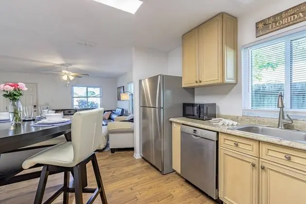 Ev (Quaint Cottage in a South Sarasota Ne)