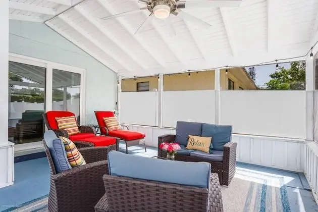 Ev (Quaint Cottage in a South Sarasota Ne)