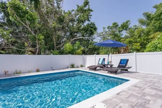 Ev (Quaint Cottage in a South Sarasota Ne)