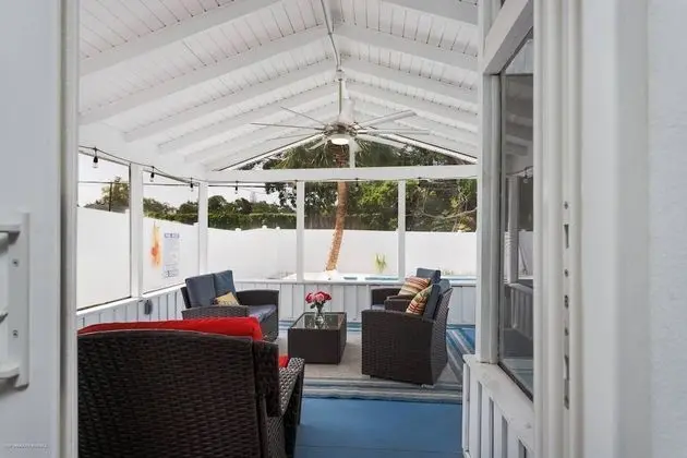 Ev (Quaint Cottage in a South Sarasota Ne)