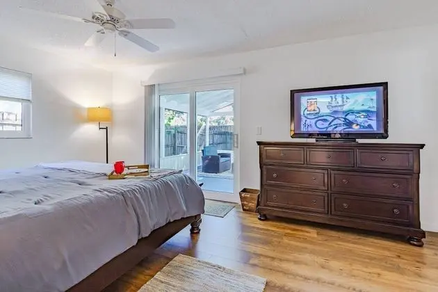 Ev (Quaint Cottage in a South Sarasota Ne)
