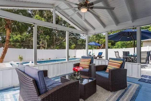 Ev (Quaint Cottage in a South Sarasota Ne)