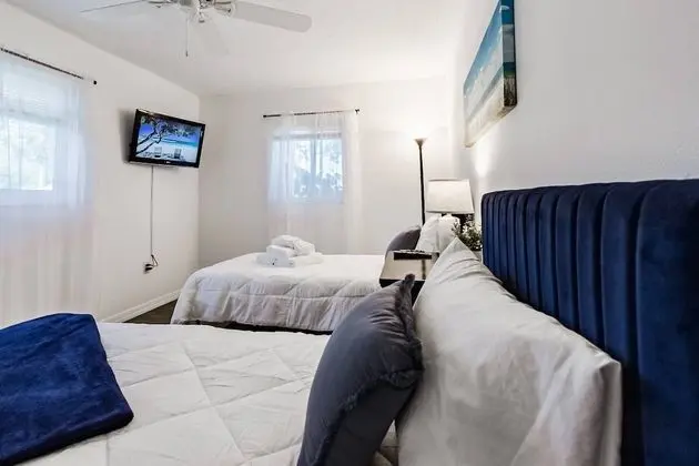 Ev (Quaint Cottage in a South Sarasota Ne)