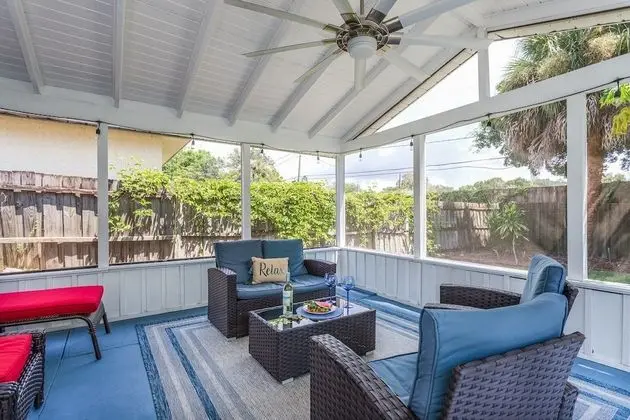 Ev (Quaint Cottage in a South Sarasota Ne)
