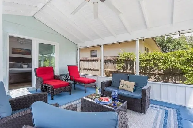 Ev (Quaint Cottage in a South Sarasota Ne)