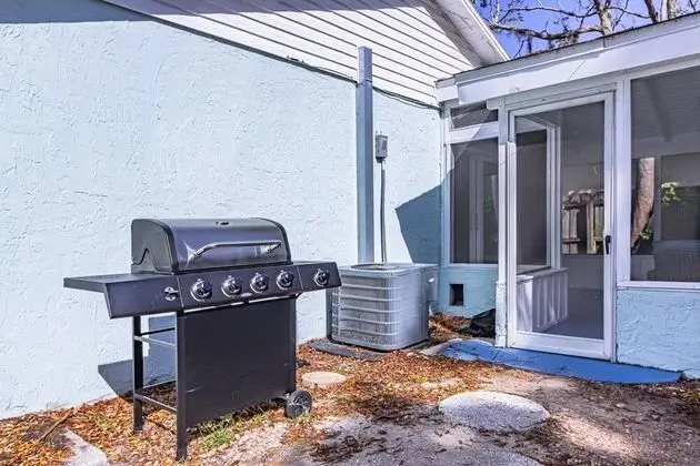 Ev (Quaint Cottage in a South Sarasota Ne)