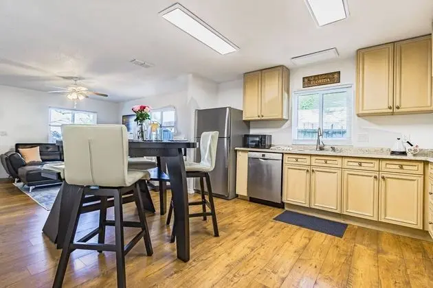 Ev (Quaint Cottage in a South Sarasota Ne)
