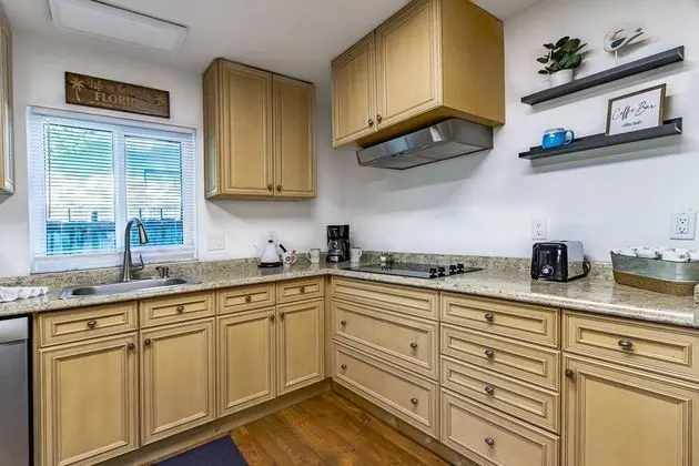 Ev (Quaint Cottage in a South Sarasota Ne)