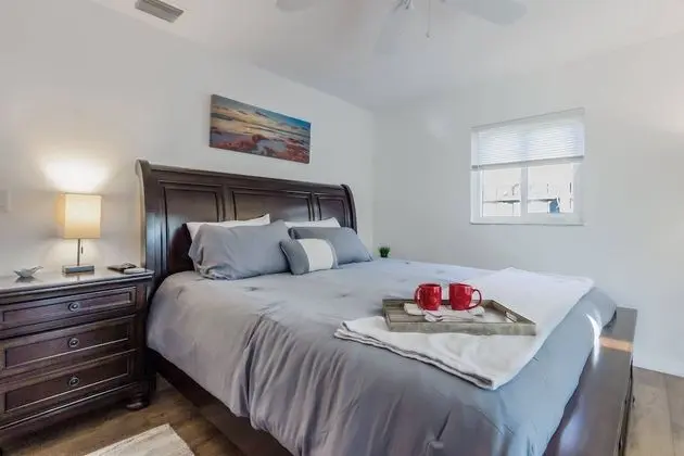 Ev (Quaint Cottage in a South Sarasota Ne)