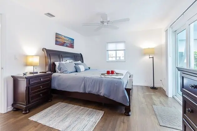 Ev (Quaint Cottage in a South Sarasota Ne)