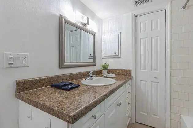 Ev (Quaint Cottage in a South Sarasota Ne)
