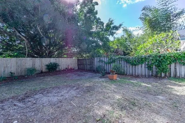 Ev (Quaint Cottage in a South Sarasota Ne)