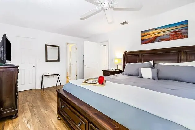 Ev (Quaint Cottage in a South Sarasota Ne)