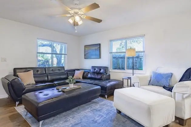 Ev (Quaint Cottage in a South Sarasota Ne)