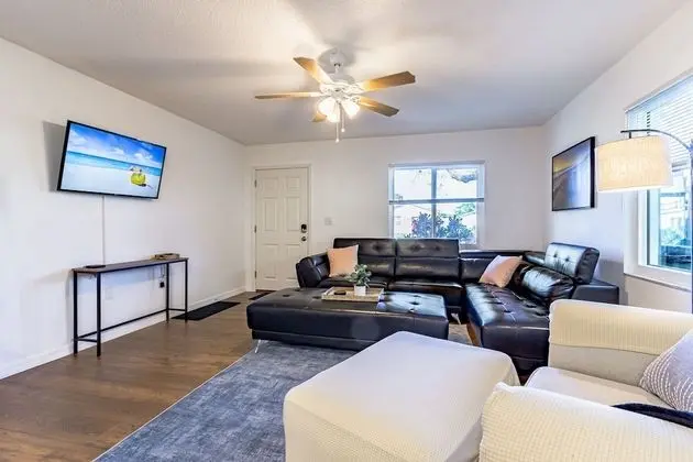 Ev (Quaint Cottage in a South Sarasota Ne)
