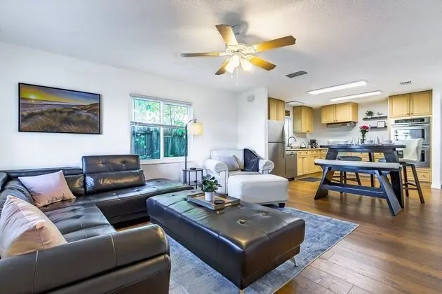 Ev (Quaint Cottage in a South Sarasota Ne)