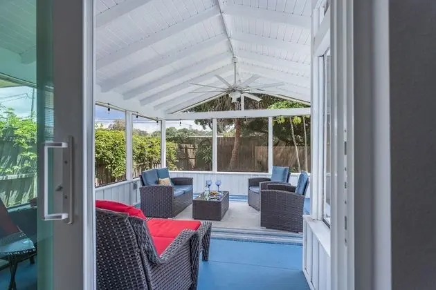 Ev (Quaint Cottage in a South Sarasota Ne)