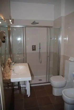 Üç Kişilik Oda