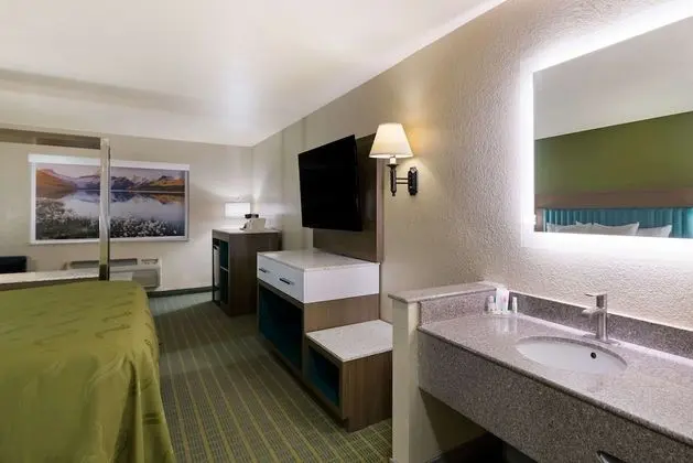 1 King Bed, Nonsmoking, Pet Friendly
