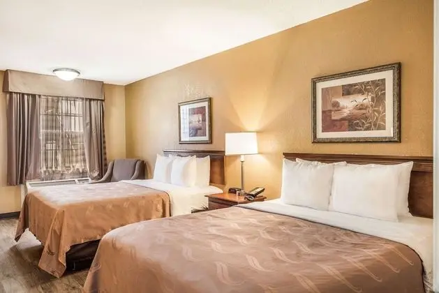 Oda, 2 Büyük (Queen) Boy Yatak, Engellilere Uygun, Sigara İçilmez (Roll-In Shower)