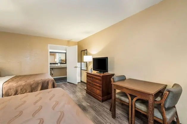 Oda, 2 Büyük (Queen) Boy Yatak, Engellilere Uygun, Sigara İçilmez (Roll-In Shower)