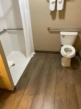 Oda, 2 Büyük (Queen) Boy Yatak, Engellilere Uygun, Sigara İçilmez (Mobility, Roll-In Shower)