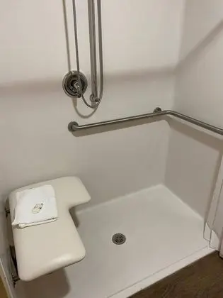 Oda, 2 Büyük (Queen) Boy Yatak, Engellilere Uygun, Sigara İçilmez (Mobility, Roll-In Shower)