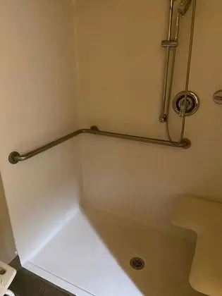 Oda, 2 Büyük (Queen) Boy Yatak, Engellilere Uygun, Sigara İçilmez (Mobility, Roll-In Shower)