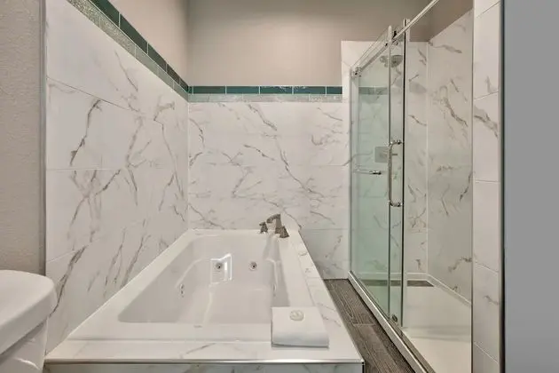 Oda, 1 En Büyük (King) Boy Yatak, Sigara İçilmez, Sıcak Su Küveti (Standing Shower)