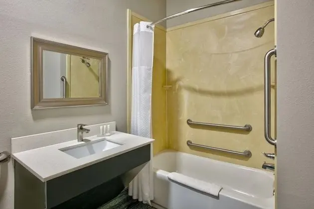 Oda, 2 Büyük (Queen) Boy Yatak, Engellilere Uygun, Sigara İçilmez (Mobility/Tub with Grab Bars)