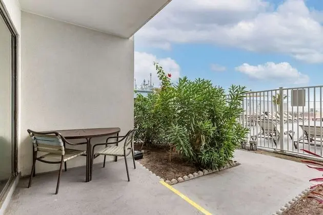 Standard Oda, Sigara İçilmez, Havuz Kenarı (Exterior Entrance, Ground Level)