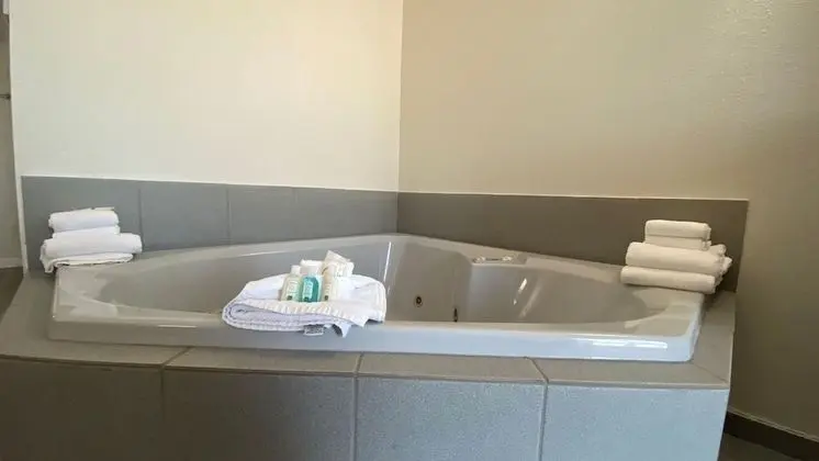 Süit, 1 En Büyük (King) Boy Yatak ve Çekyat, Sigara İçilmez, Sıcak Su Küveti (No Pets Allowed)